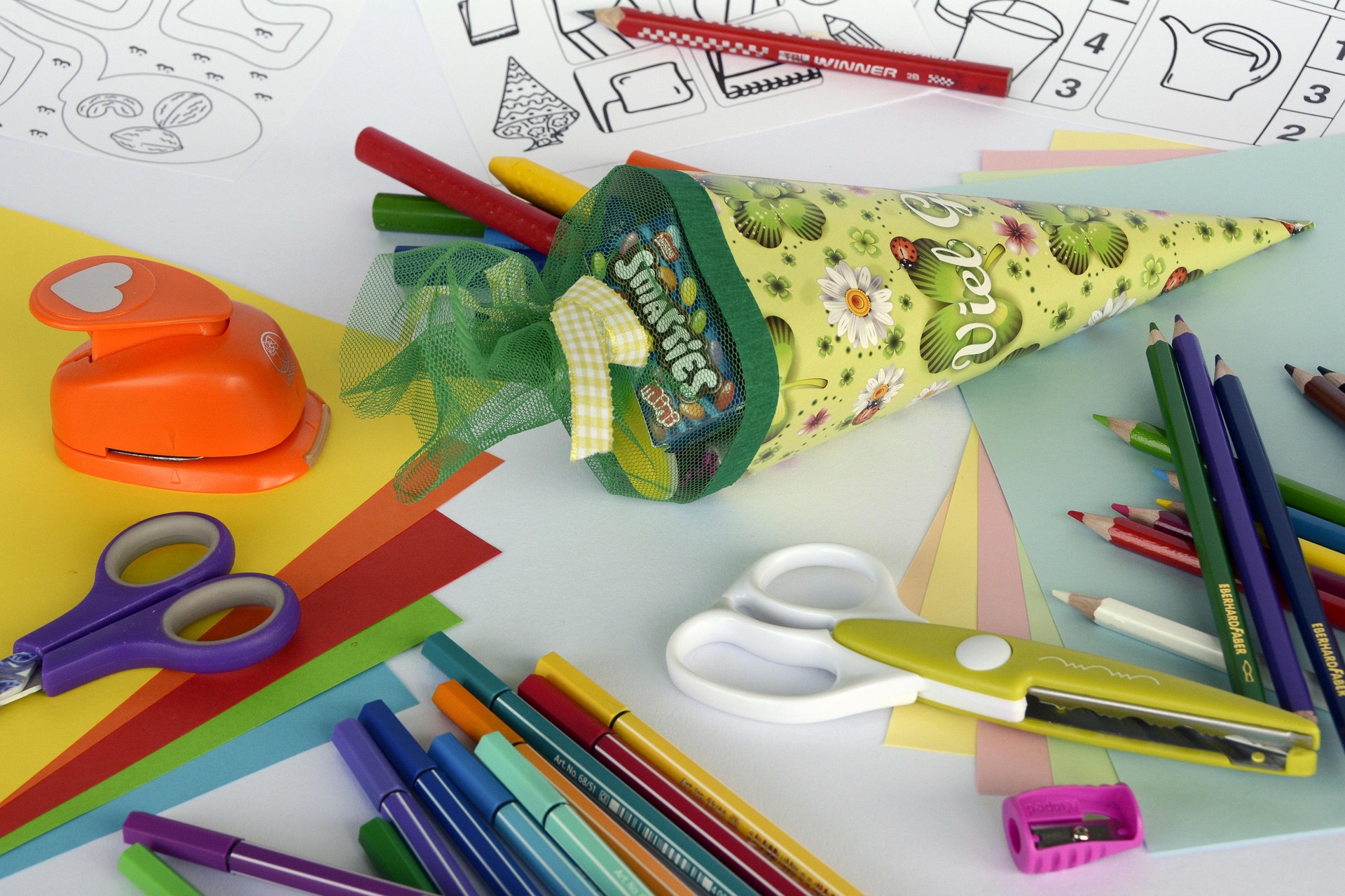 schreibwaren-school-cone-1499049_1920